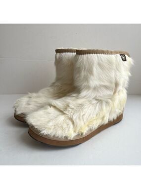 AU&MU White Sheepskin Boots Size 6